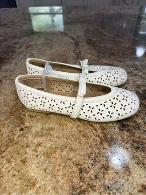 Cat & Jack Cream Girls Mary Jane Dress Shoes with Perforated Floral Pattern